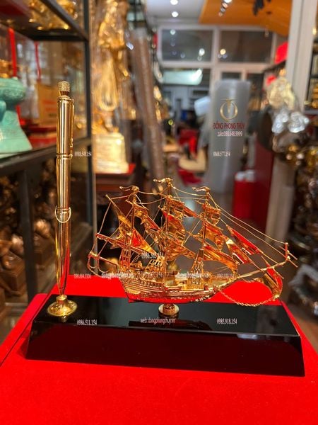 Quà tặng doanh nghiệp: Bút ký + Mô hình thuyền buồm mạ vàng 24k