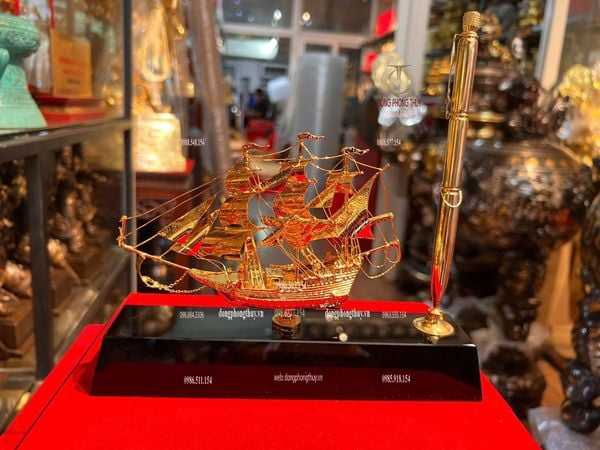 Quà tặng doanh nghiệp: Bút ký + Mô hình thuyền buồm mạ vàng 24k