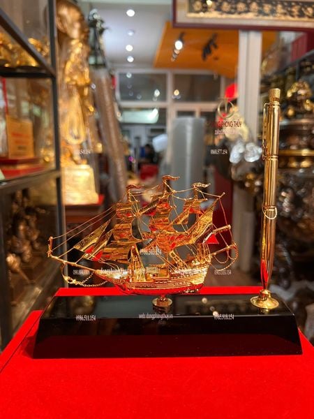 Quà tặng doanh nghiệp: Bút ký + Mô hình thuyền buồm mạ vàng 24k
