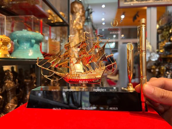 Quà tặng doanh nghiệp: Bút ký + Mô hình thuyền buồm mạ vàng 24k