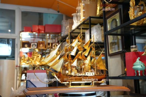 Mô hình thuyền buồm mạ vàng 24k