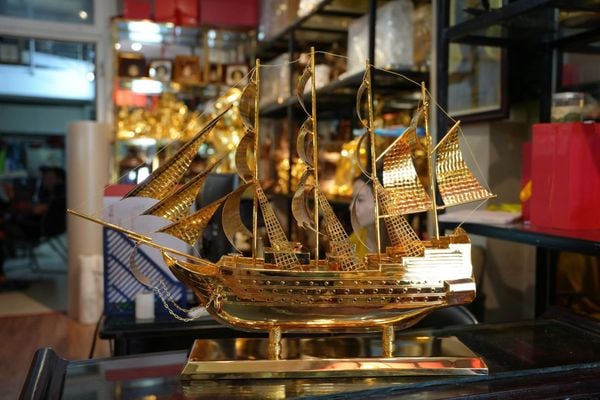 Mô hình thuyền buồm mạ vàng 24k