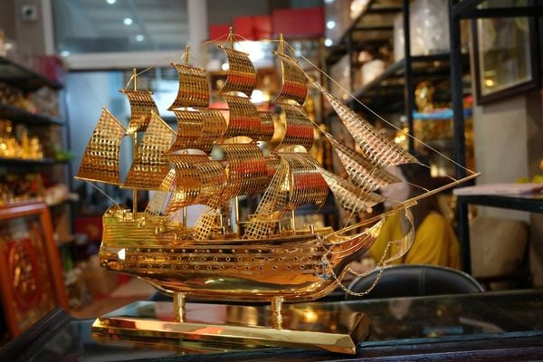 Mô hình thuyền buồm mạ vàng 24k