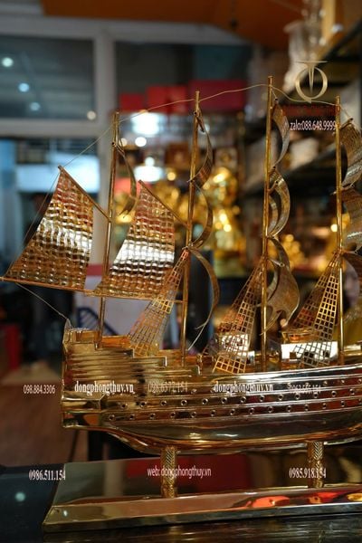 Mô hình thuyền buồm mạ vàng 24k