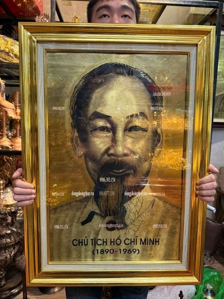 Tranh bác hồ khung dát vàng 52*73