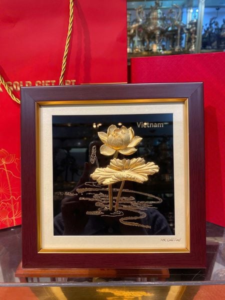 Tranh hoa sen mạ vàng 24k