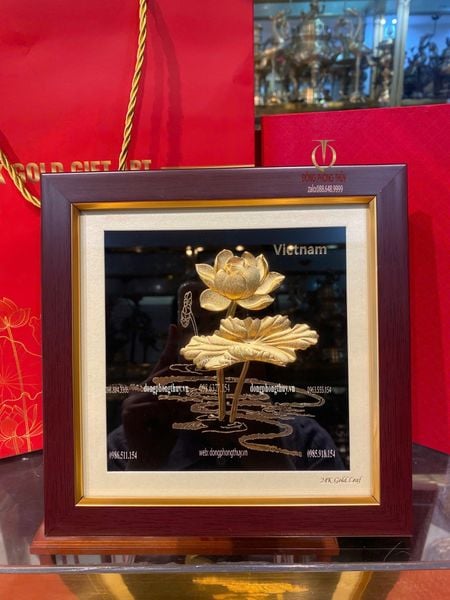 Tranh hoa sen mạ vàng 24k