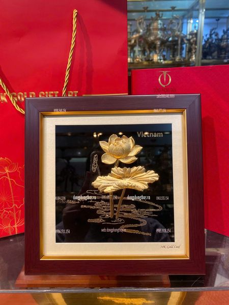 Tranh hoa sen mạ vàng 24k