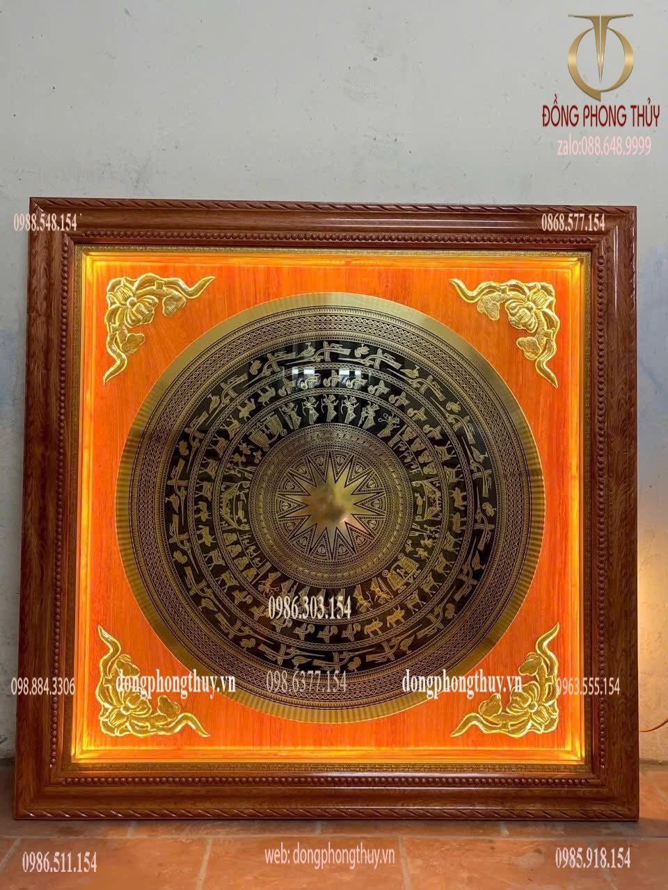 Tranh mặt trống đồng khung gỗ đèn led