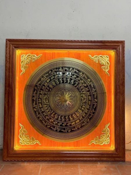 Tranh mặt trống đồng khung gỗ đèn led
