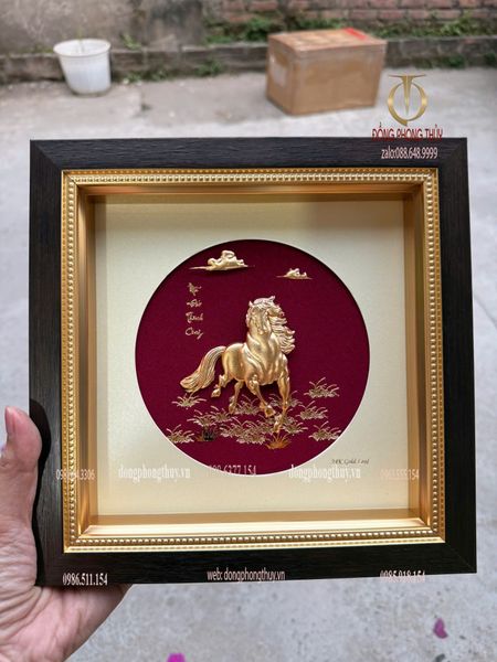 Tranh ngựa mạ vàng