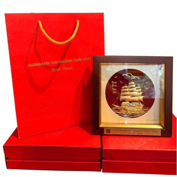 Quà lưu niệm: Tranh thuyền buồm mạ vàng