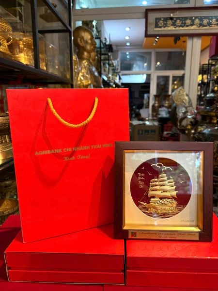 Quà lưu niệm: Tranh thuyền buồm mạ vàng