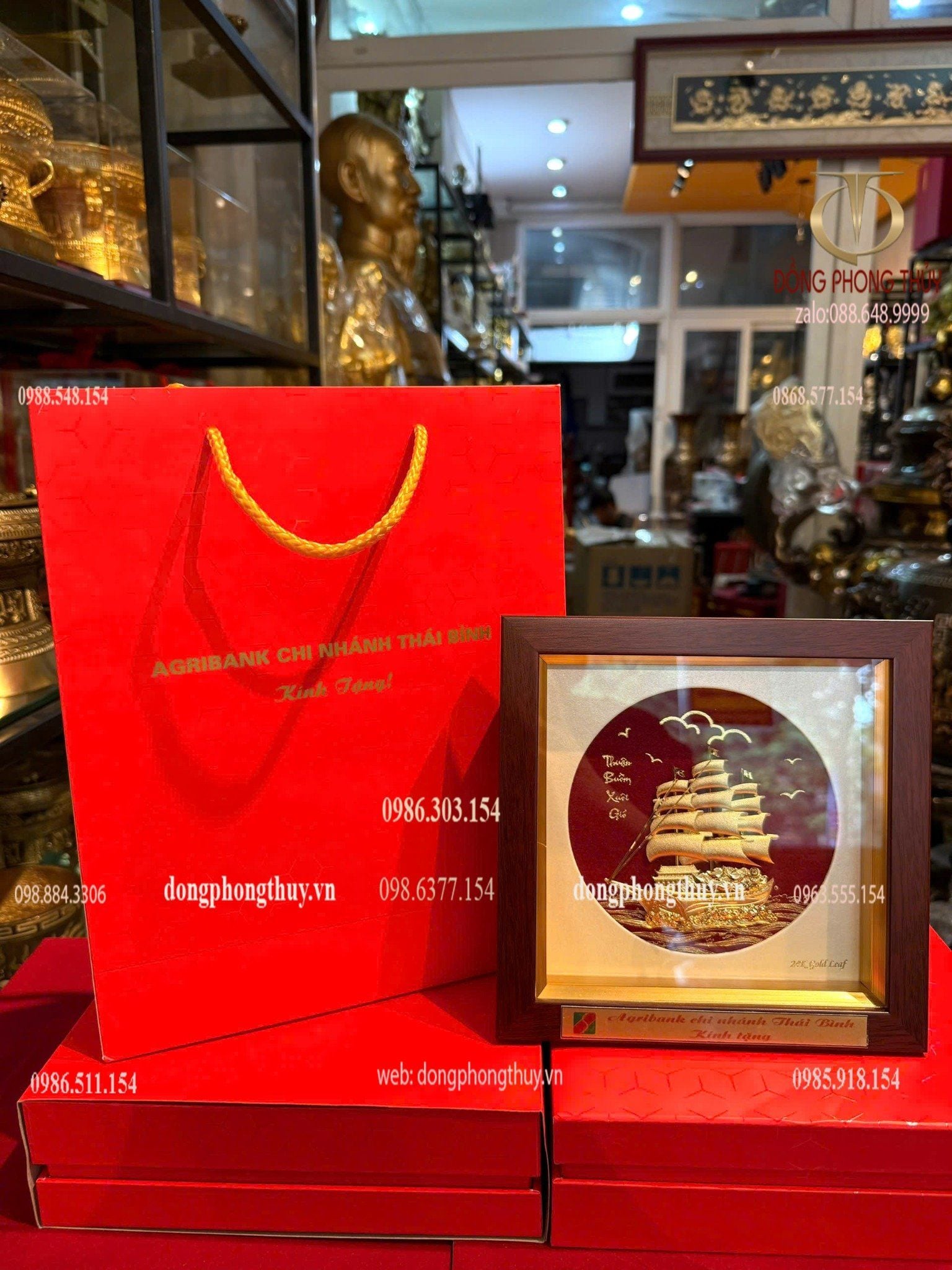 Quà lưu niệm: Tranh thuyền buồm mạ vàng