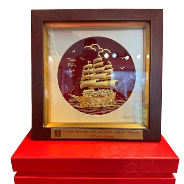 Quà lưu niệm: Tranh thuyền buồm mạ vàng