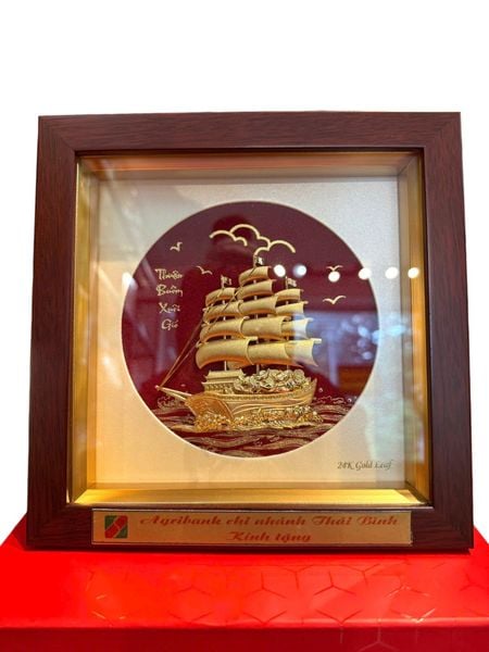 Quà lưu niệm: Tranh thuyền buồm mạ vàng