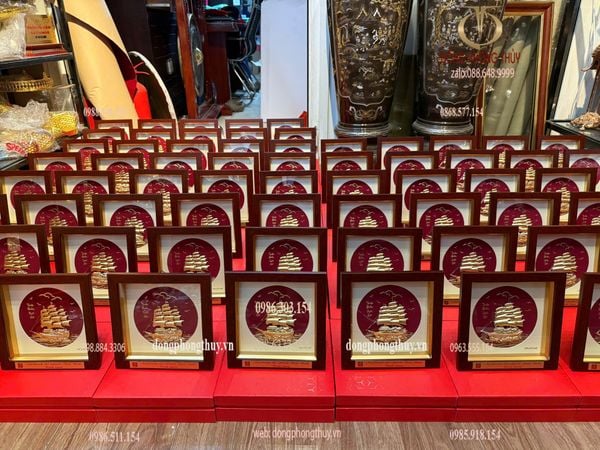 Quà lưu niệm: Tranh thuyền buồm mạ vàng