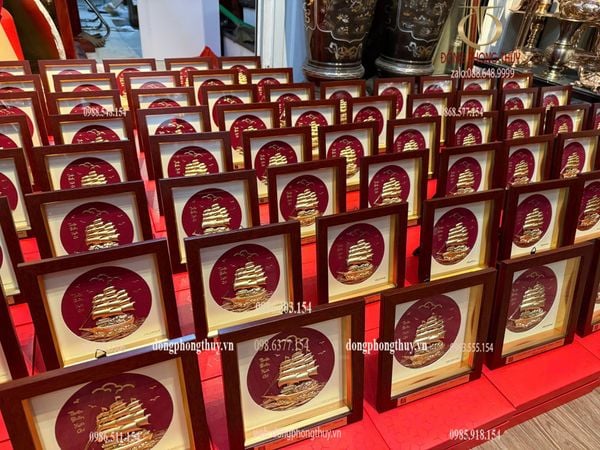 Quà lưu niệm: Tranh thuyền buồm mạ vàng