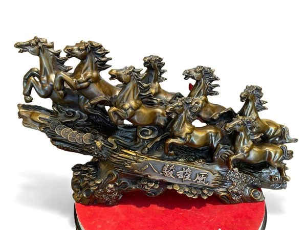 Tượng bát mã truy phong bằng đồng dài 48 cao 28,5 ngang 13 nặng 12,5kg