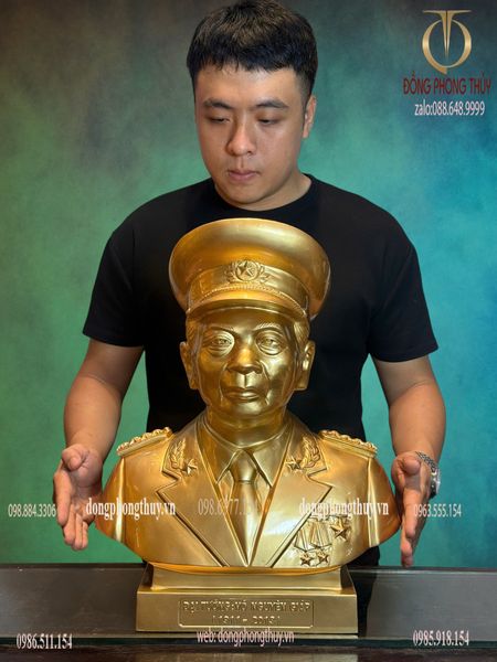 Tượng Đại Tướng Võ Nguyên Giáp bằng đồng đỏ Cao 50 ngang 41 sâu 17 nặng 24kg