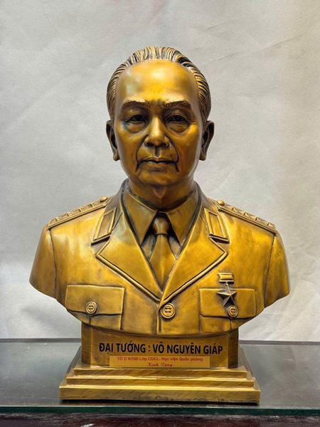 Tượng Đại Tướng Võ Nguyên Giáp