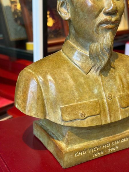Tượng Bác Hồ bằng đồng patina vân hỏa biến độc bản chỉ có tại Đồng Phong Thủy