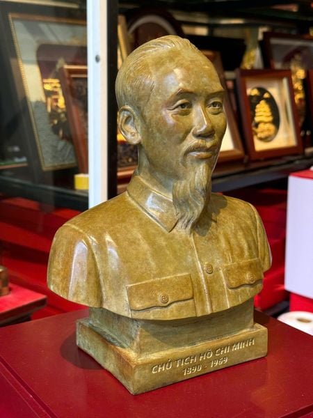 Tượng Bác Hồ bằng đồng patina vân hỏa biến độc bản chỉ có tại Đồng Phong Thủy