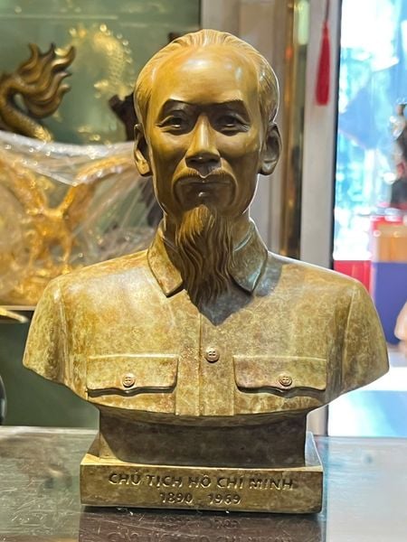 Tượng Bác Hồ bằng đồng patina