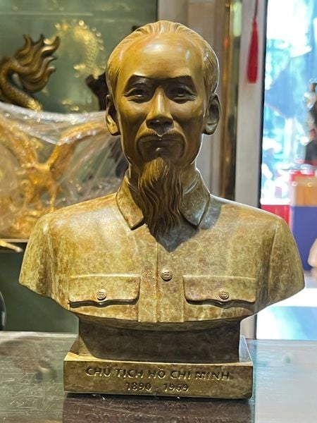 Tượng Bác Hồ bằng đồng patina