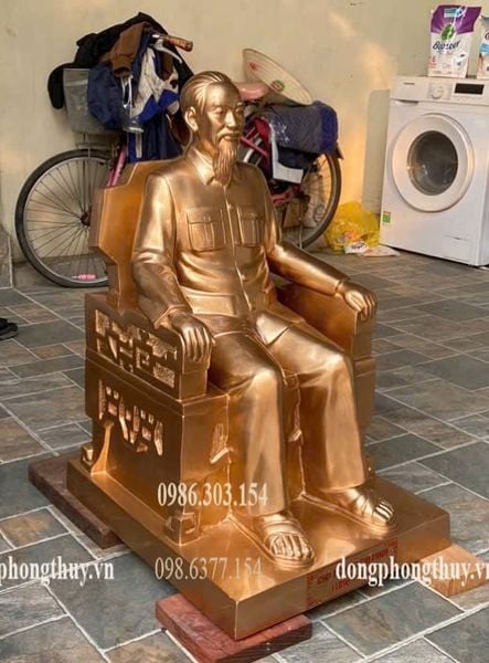 Tượng bác hồ ngồi ngai đồng đỏ