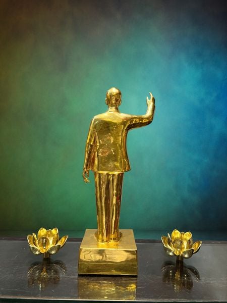 Tượng Bác Hồ bằng đồng dát vàng 24k