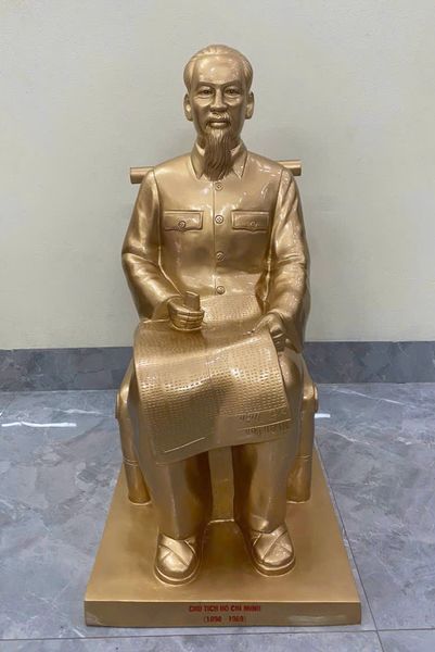 Tượng bác hồ ngồi ghế mây đồng đỏ