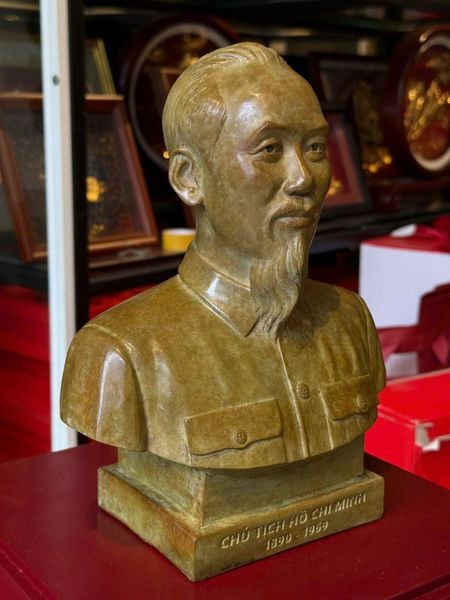 Tượng Bác Hồ bằng đồng patina vân hỏa biến độc bản chỉ có tại Đồng Phong Thủy