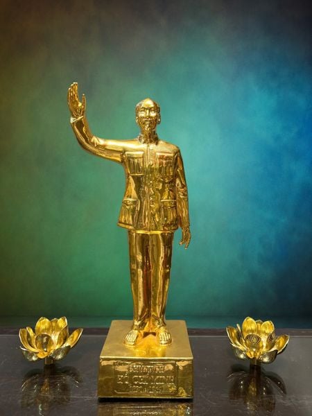 Tượng Bác Hồ bằng đồng dát vàng 24k