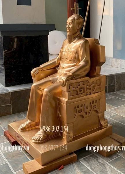 Tượng bác hồ ngồi ngai đồng đỏ
