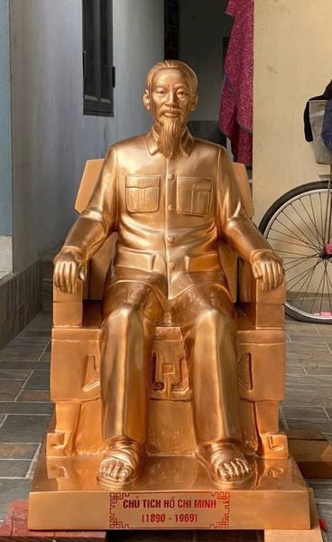 Tượng bác hồ ngồi ngai đồng đỏ