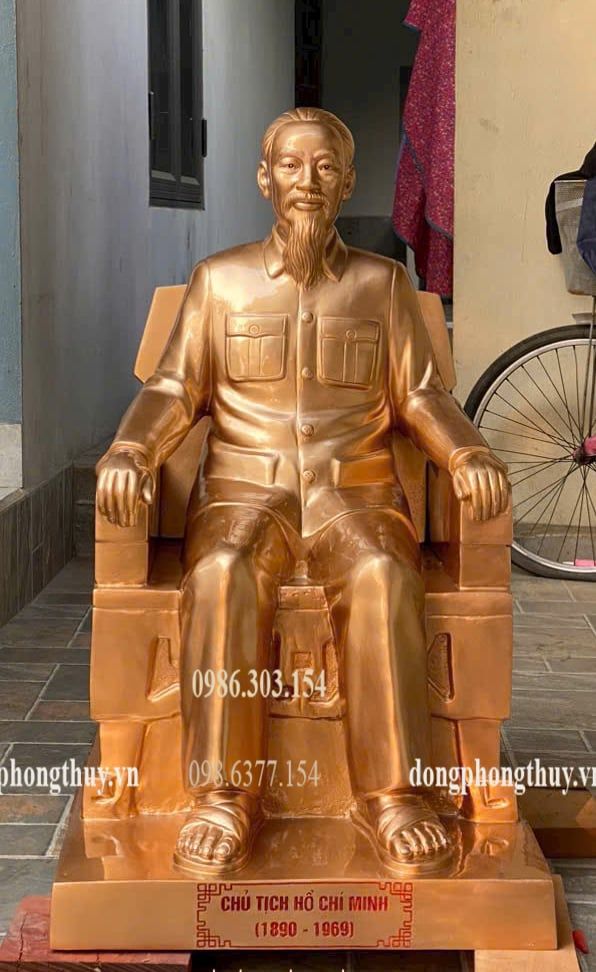 Tượng bác hồ ngồi ngai đồng đỏ