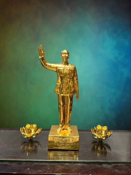 Tượng Bác Hồ bằng đồng dát vàng 24k