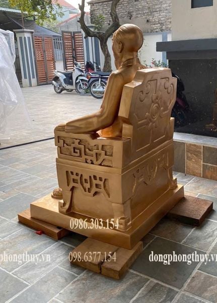 Tượng bác hồ ngồi ngai đồng đỏ