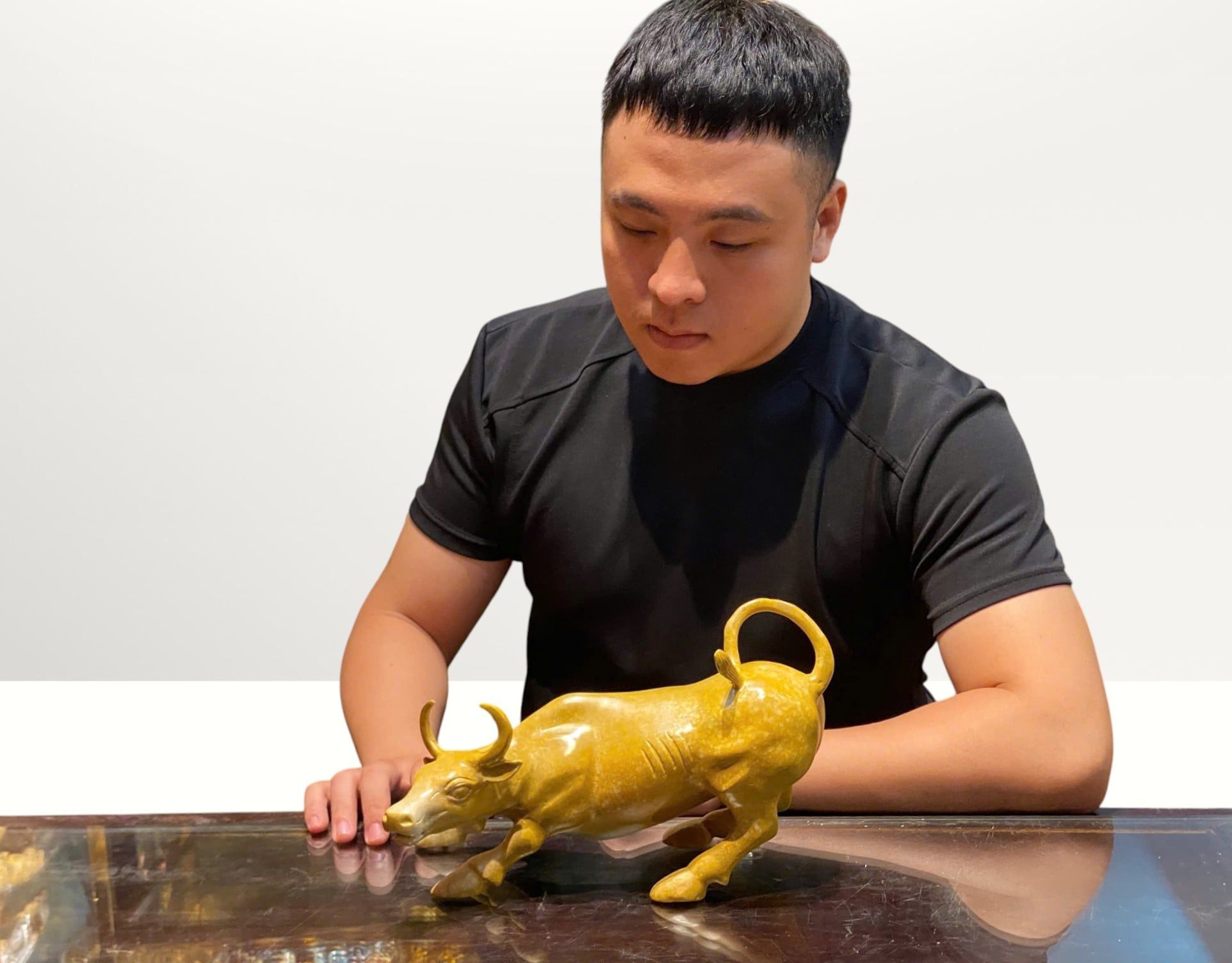 Tượng Trâu bò chứng khoán bằng đồng