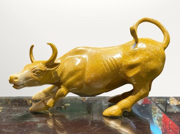 Tượng Trâu bò chứng khoán bằng đồng