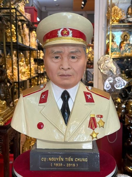 Tượng chân dung truyền thần bằng đồng