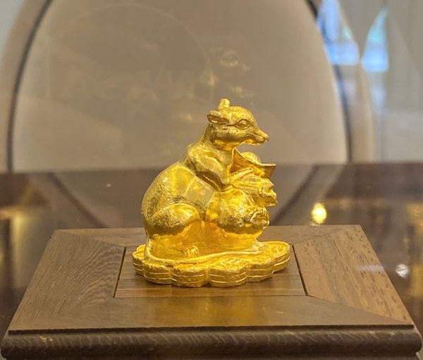 Tượng chuột bằng 2 cây vàng