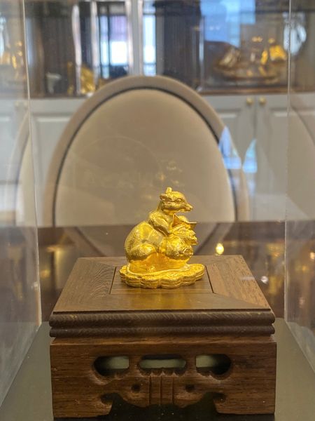Tượng chuột bằng 2 cây vàng