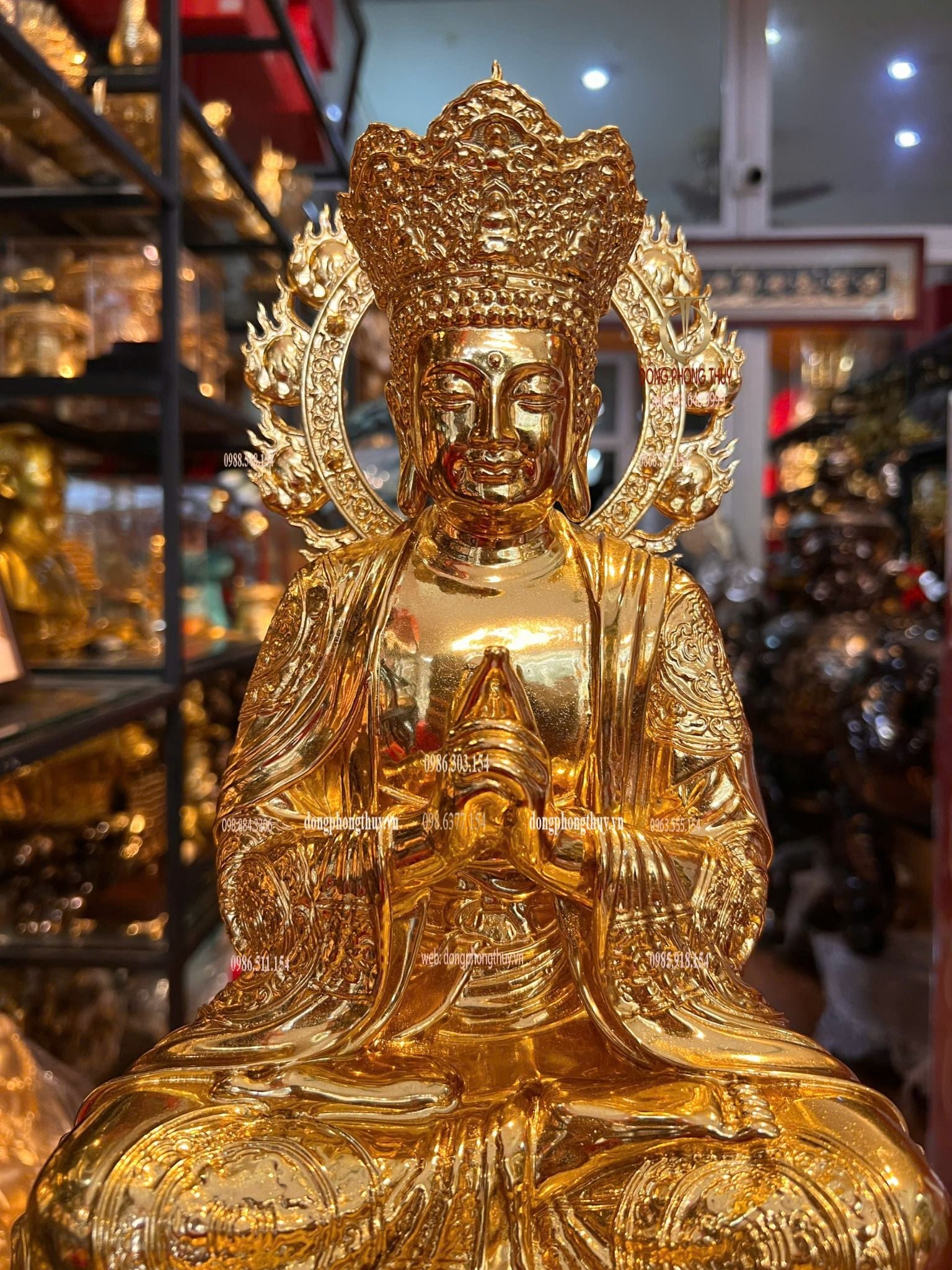 Tượng Đại Nhật Như Lai dát vàng