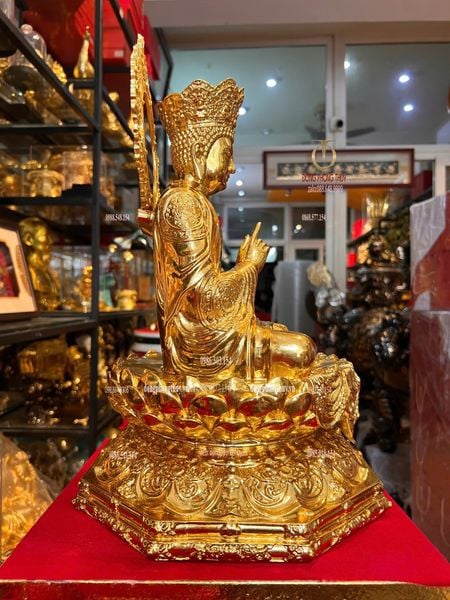 Tượng Đại Nhật Như Lai dát vàng