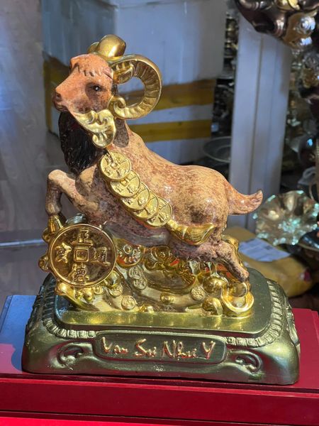 Tượng dê bằng đồng màu khoáng nhiệt dát vàng nano