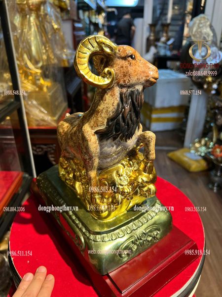 Tượng dê bằng đồng màu khoáng nhiệt dát vàng nano