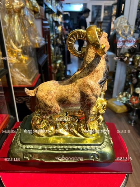Tượng dê bằng đồng màu khoáng nhiệt dát vàng nano