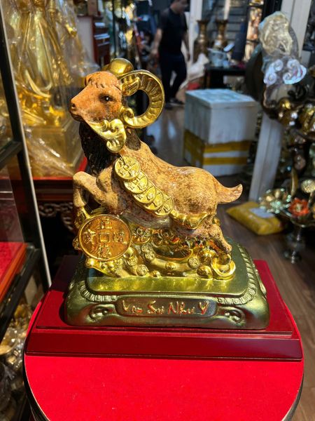 Tượng dê bằng đồng màu khoáng nhiệt dát vàng nano